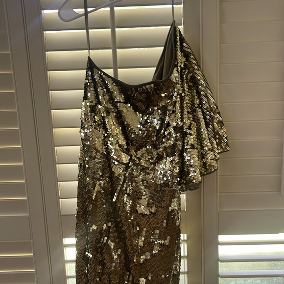 Mac duggal gown sequence and embellishments - Picture 4 of 4